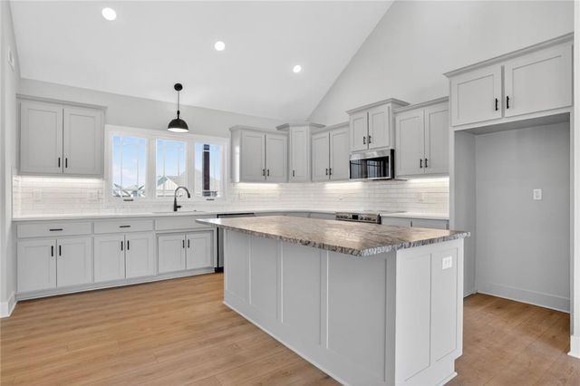 7045 NW Yulich Court, Parkville, MO 64152