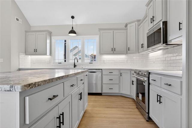 7045 NW Yulich Court, Parkville, MO 64152