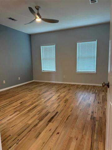 1327 5th Avenue N, Texas City, TX 77590