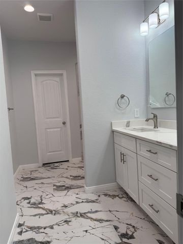 1327 5th Avenue N, Texas City, TX 77590