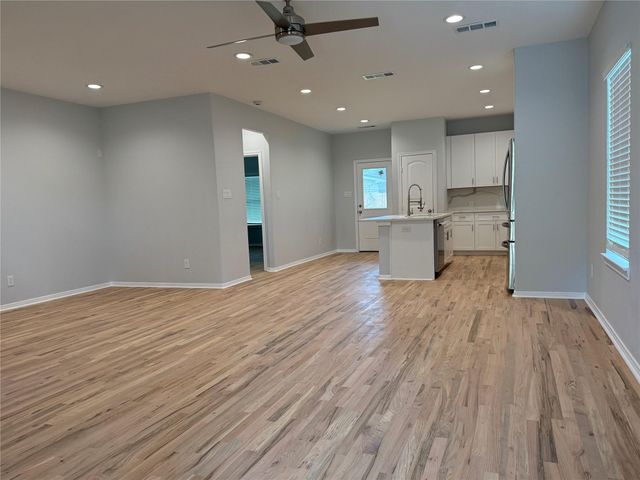 1327 5th Avenue N, Texas City, TX 77590