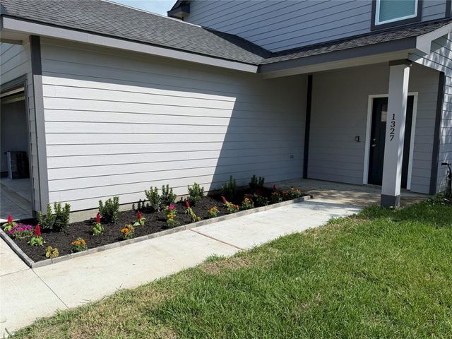 1327 5th Avenue N, Texas City, TX 77590