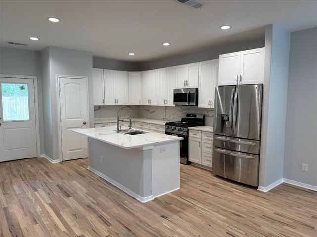 1327 5th Avenue N, Texas City, TX 77590