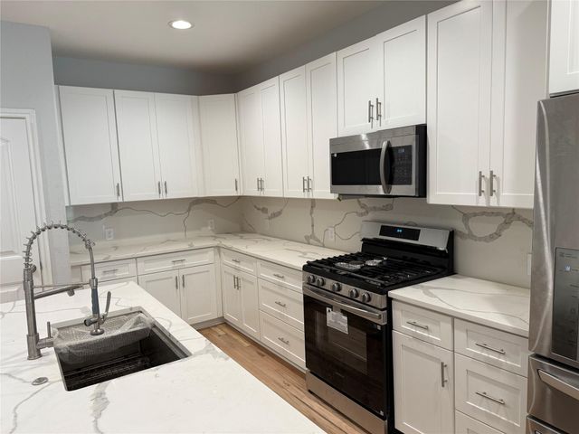 1327 5th Avenue N, Texas City, TX 77590