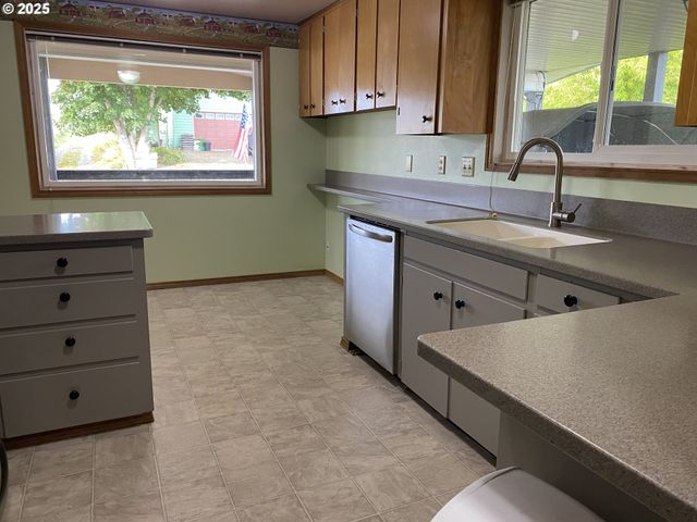 245 S 18TH St, Reedsport, OR 97467