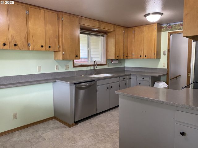 245 S 18TH St, Reedsport, OR 97467