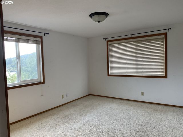 245 S 18TH St, Reedsport, OR 97467