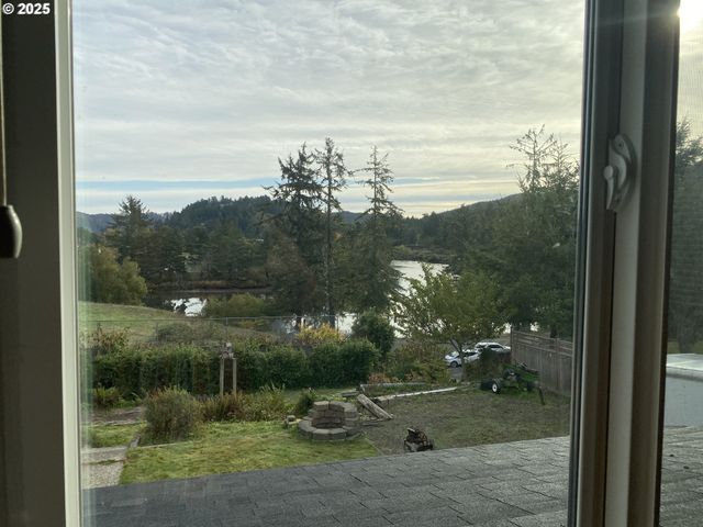 245 S 18TH St, Reedsport, OR 97467