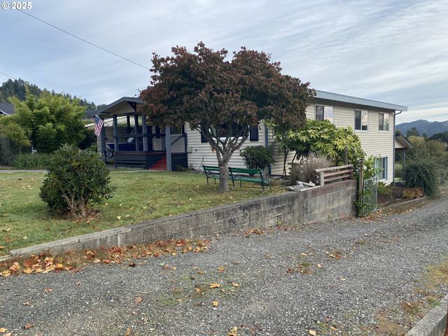 245 S 18TH St, Reedsport, OR 97467