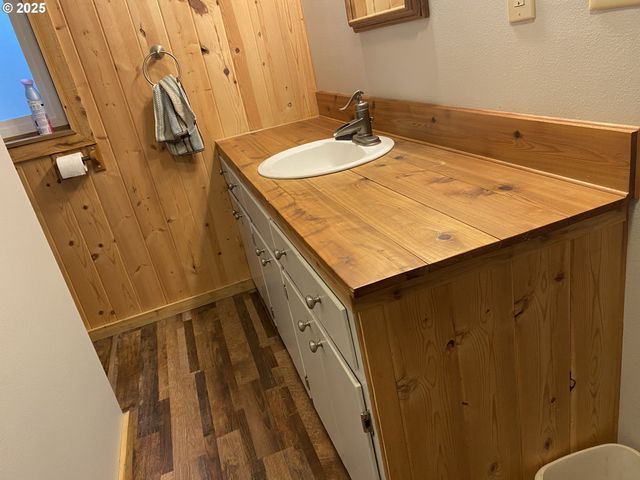 245 S 18TH St, Reedsport, OR 97467