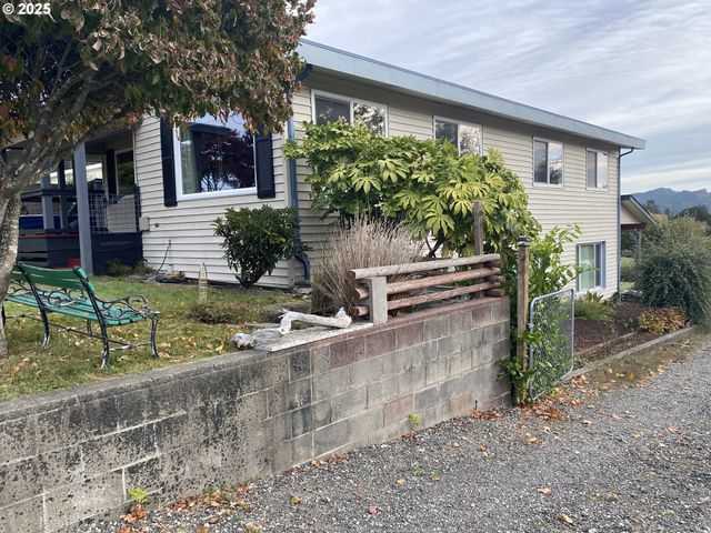 245 S 18TH St, Reedsport, OR 97467