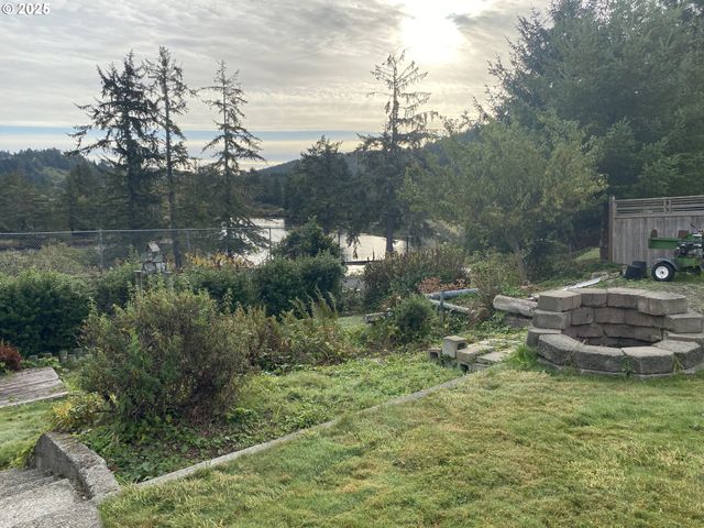 245 S 18TH St, Reedsport, OR 97467