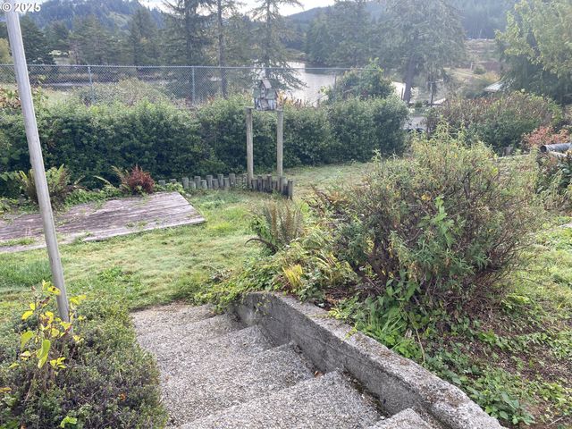 245 S 18TH St, Reedsport, OR 97467