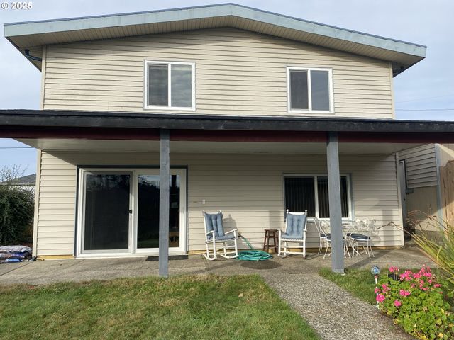 245 S 18TH St, Reedsport, OR 97467