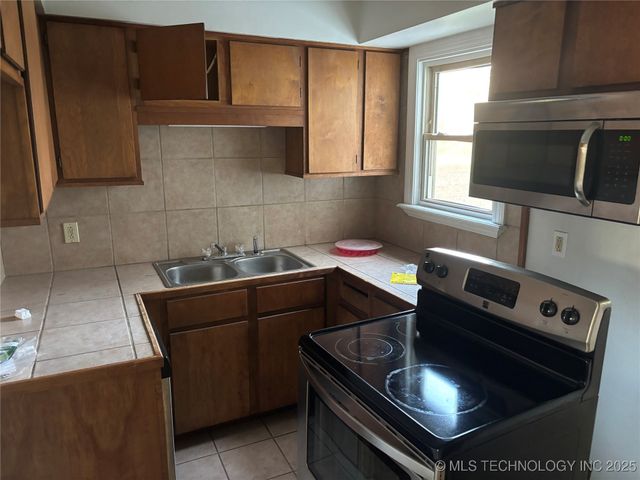 3310 Laurann Lane, Pryor, OK 74361