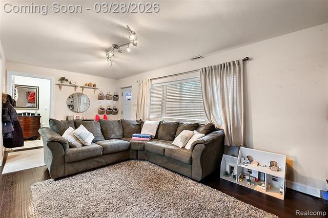 3570 Emmons Avenue, Rochester Hills, MI 48307