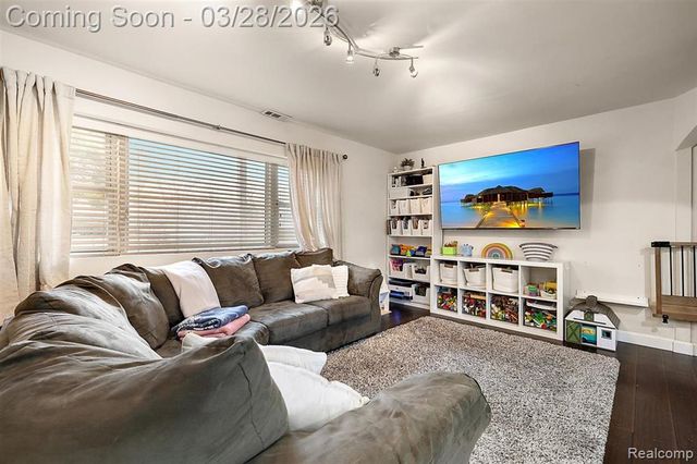 3570 Emmons Avenue, Rochester Hills, MI 48307