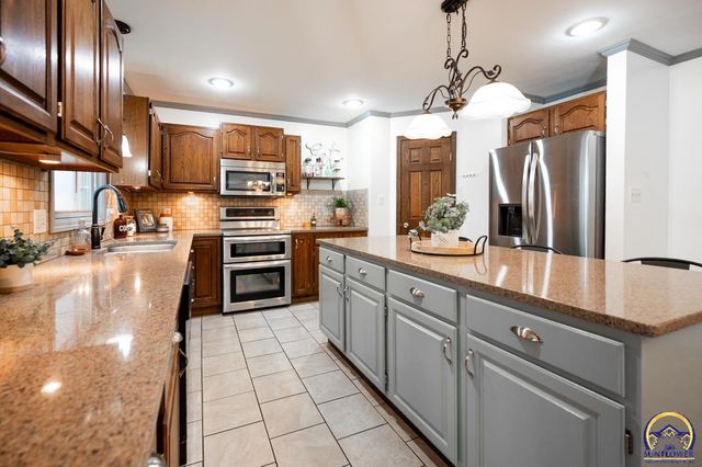 5601 SW 24th ST, Topeka, KS 66614