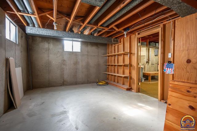 5601 SW 24th ST, Topeka, KS 66614