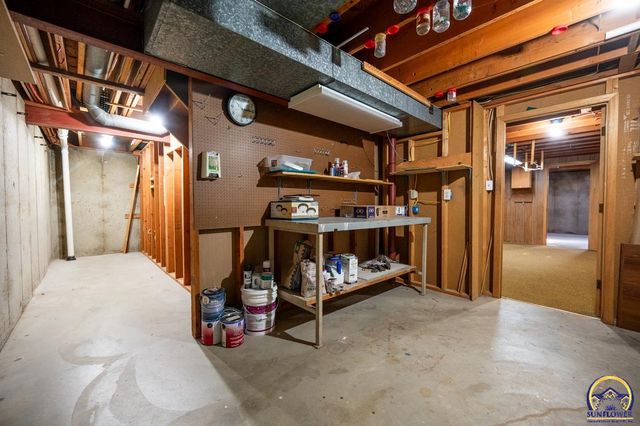 5601 SW 24th ST, Topeka, KS 66614