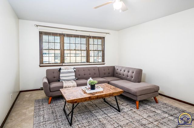 5601 SW 24th ST, Topeka, KS 66614