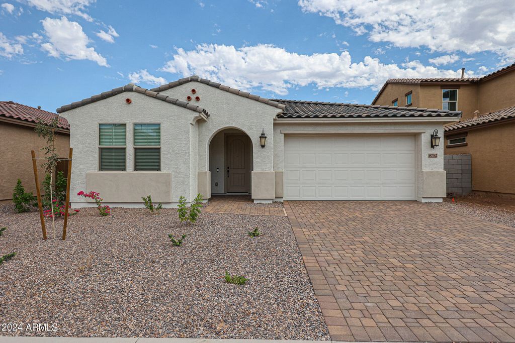 8752 W Medlock Drive, Glendale, AZ 85305