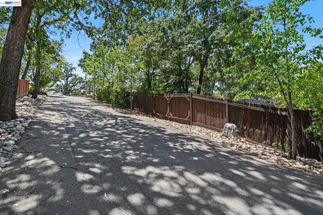 571 LA GONDA WAY, Danville, CA 94526