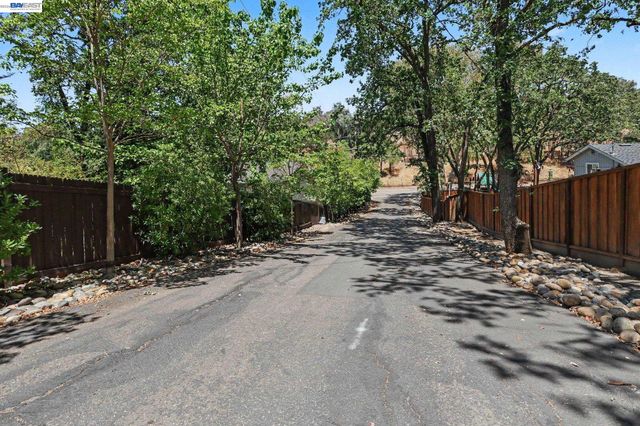 571 LA GONDA WAY, Danville, CA 94526