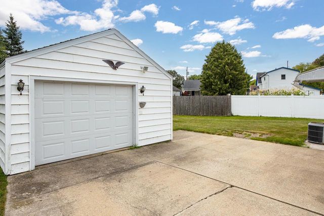 1609 W MURDOCK AVENUE, Oshkosh, WI 54901