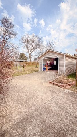 301 McQuade Cir, Mcminnville, TN 37110