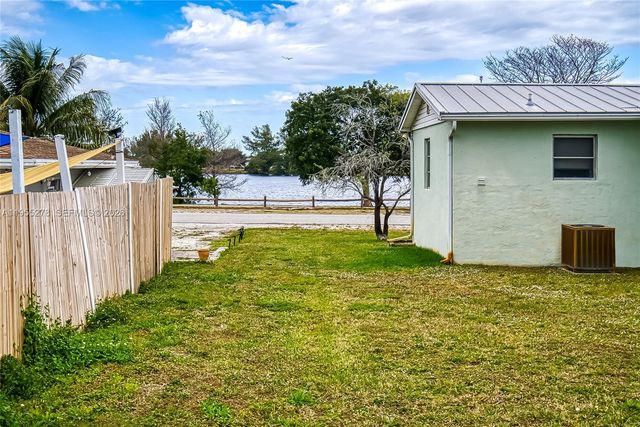 1419 Crest Dr, Lake Worth, FL 33461