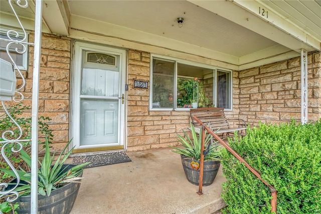 121 Pine Avenue, Altus, OK 73521