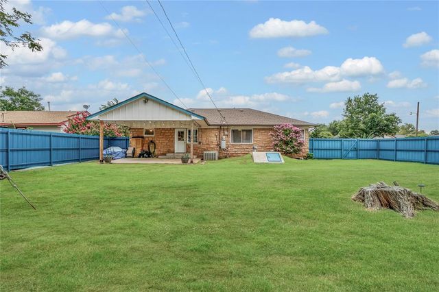 121 Pine Avenue, Altus, OK 73521