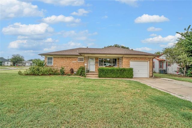 121 Pine Avenue, Altus, OK 73521