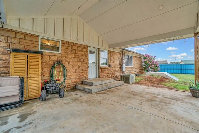 121 Pine Avenue, Altus, OK 73521