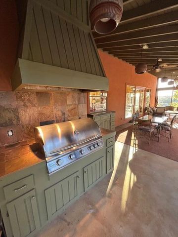 306 Charles Rd, Kerrville, TX 78028