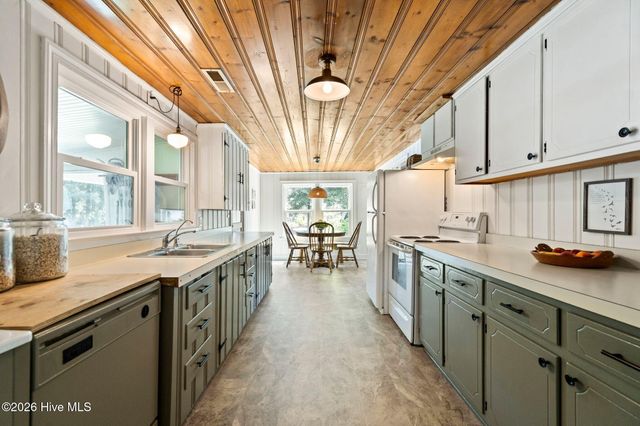 602 E Wilmington Street, Saint Helena, NC 28425