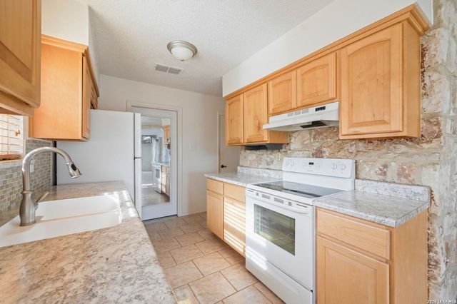 162 Oakside, Universal City, TX 78148