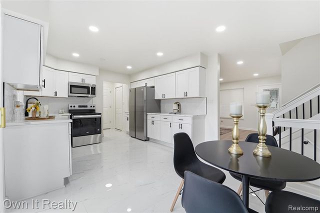 2971 Sleaford Drive, Waterford, MI 48329