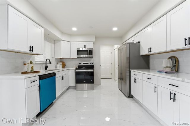 2971 Sleaford Drive, Waterford, MI 48329