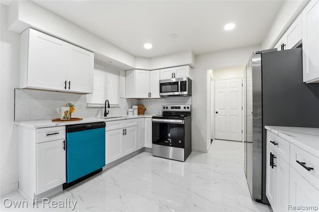 2971 Sleaford Drive, Waterford, MI 48329