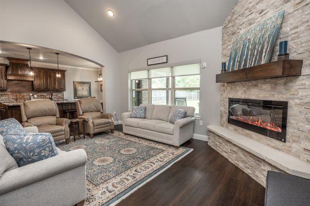 110 E Iriquois Drive, Lake Kiowa, TX 76240