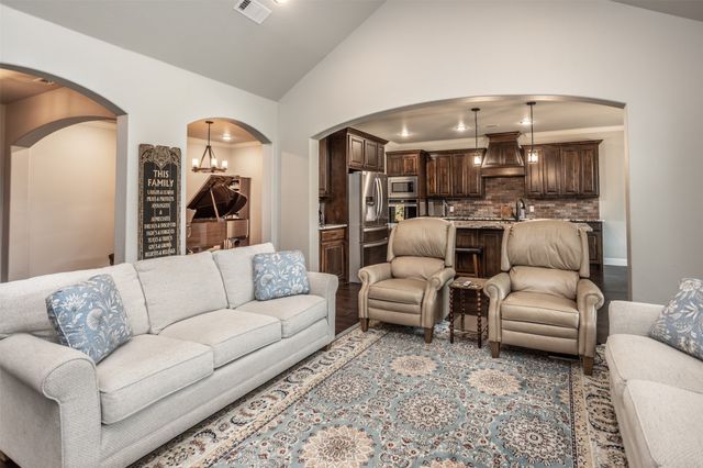 110 E Iriquois Drive, Lake Kiowa, TX 76240