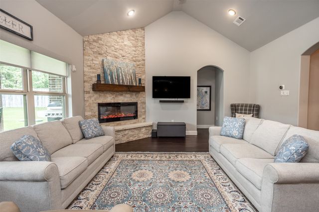 110 E Iriquois Drive, Lake Kiowa, TX 76240