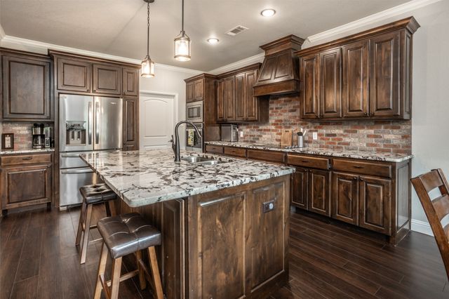 110 E Iriquois Drive, Lake Kiowa, TX 76240