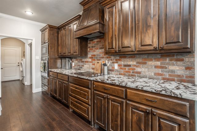 110 E Iriquois Drive, Lake Kiowa, TX 76240