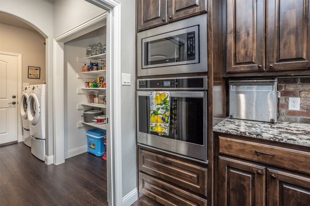 110 E Iriquois Drive, Lake Kiowa, TX 76240