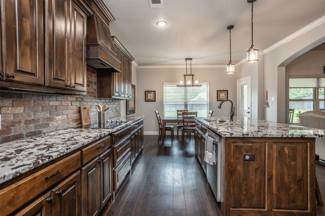 110 E Iriquois Drive, Lake Kiowa, TX 76240