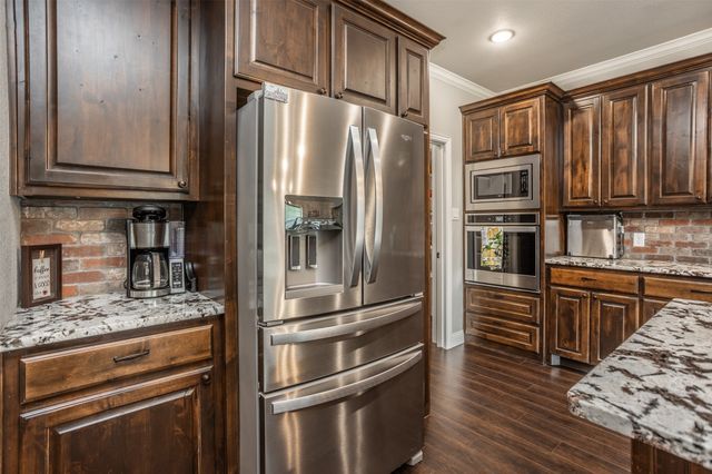 110 E Iriquois Drive, Lake Kiowa, TX 76240