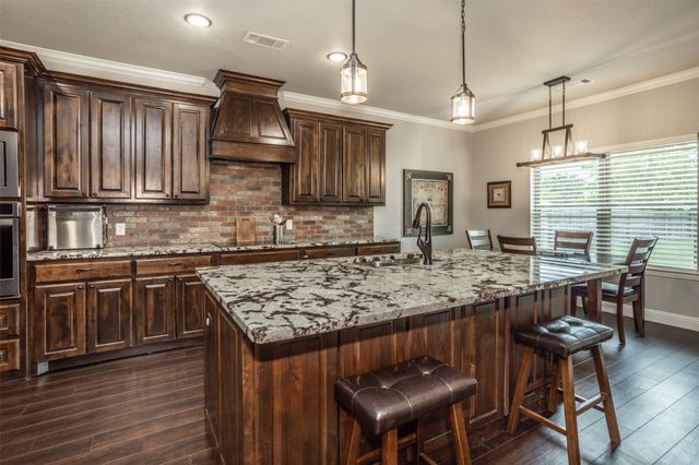 110 E Iriquois Drive, Lake Kiowa, TX 76240